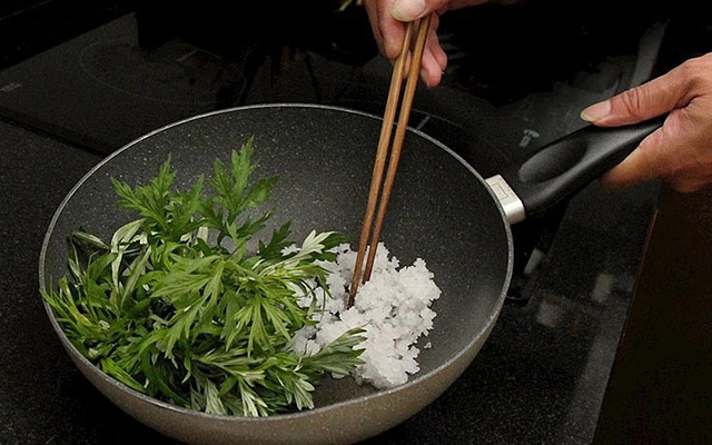 Lá ngải cứu đem rang với thứ này có hiệu quả bất ngờ