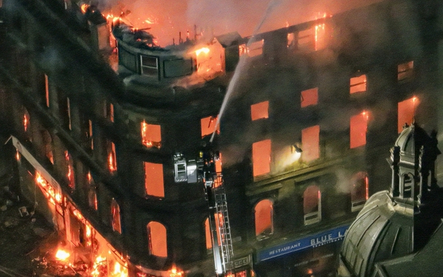 Cháy lớn thiêu rụi tòa nhà biểu tượng lịch sử tại trung tâm thành phố, 15 xe cứu hỏa được điều động