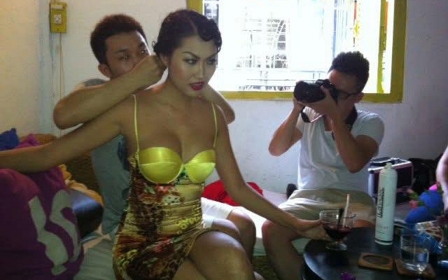 Mẹ đơn thân là nghệ sĩ được đại gia miền Tây si mê tung loạt ảnh quyến rũ từ 15 năm trước