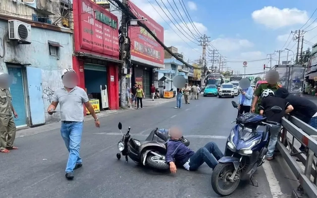 Khởi tố 2 người đánh nhau giữa đường sau va chạm giao thông