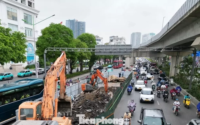 Người dân chật vật đi qua nhiều lô cốt, hàng rào thi công ở Hà Nội