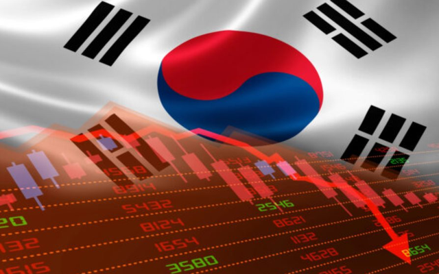 Chứng khoán chạm đáy lịch sử, đồng tiền thấp nhất 17 năm, người dân đổ xô trữ… túi rác: Chuyện gì đang xảy ra với nền kinh tế lớn thứ 4 châu Á?