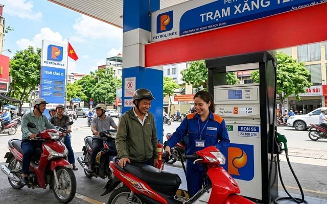 1 lít xăng tốn 1/3 thu nhập một ngày ở Lào, 1/5 ở Campuchia, Việt Nam thì sao?