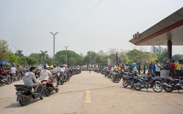 Một quốc gia Đông Nam Á đang vật lộn trong cơn 'khát' dầu: Nguồn dầu dự trữ chỉ đủ dùng trong 40 ngày, giá xăng dầu cao ngất ngưởng, tương đương 55 nghìn đồng/lít