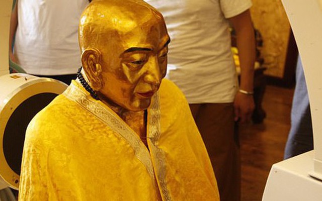 Bức tượng nhà sư mạ vàng 1.000 năm tuổi bất ngờ "hiện nguyên hình" sau khi quét CT: Còn nguyên bộ não và xương