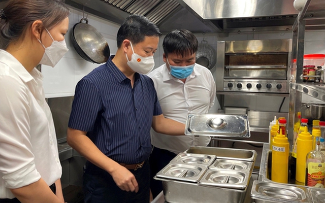 Kiểm tra đột xuất bếp ăn tập thể tại Hà Nội, Ninh Bình