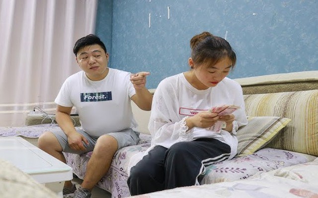 Tiền trong nhà liên tục biến mất, chồng vờ đi làm rồi lén quay về: Cảnh tượng này khiến anh quỵ xuống