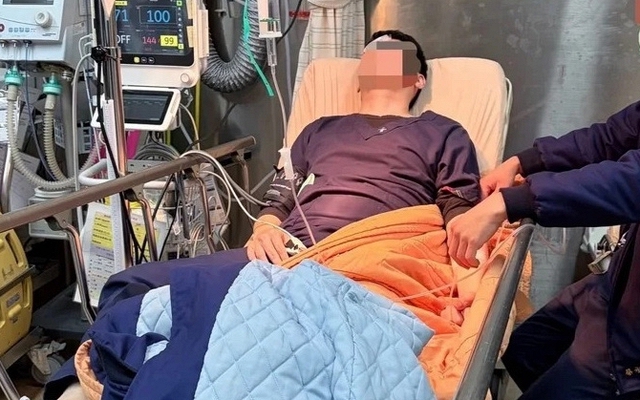 Nam shipper 27 tuổi nhiễm HIV khẳng định 3 năm chưa làm "chuyện ấy", bác sĩ: "Giá như hôm đó anh đừng đi cắt tóc"