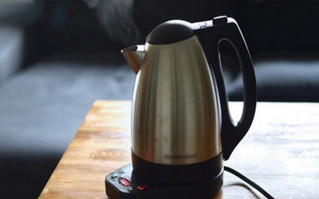 Cảnh báo đến các gia đình đang đun nước bằng ấm điện