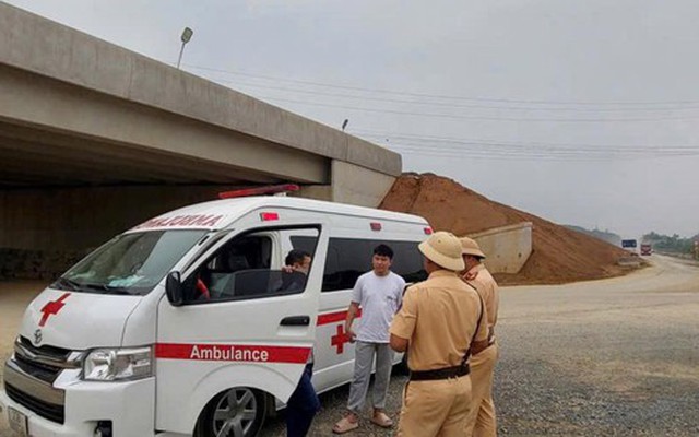 Bố giao xe cứu thương cho con trai chưa có giấy phép lái xe điều khiển