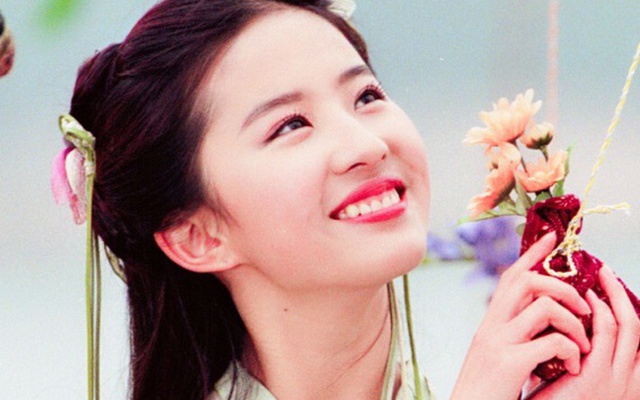 Trên đời có duy nhất 1 người cười hở lợi vẫn đẹp khủng khiếp, đẻ sớm 1.000 năm thì giai nhân thời cổ đều phải làm nền