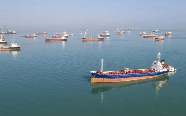 Hormuz vẫn dưới tầm kiểm soát của Iran, các 'ông lớn' dầu mỏ vẫn bất ngờ phát lệnh bốc hàng: Liệu có thỏa thuận ngầm?