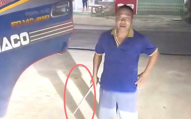 Tài xế xe tải BKS 98C-247.56 cầm dao chặn đầu xe, dọa chém người