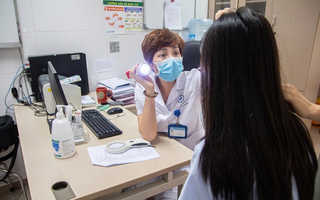 Chơi với mèo, bé gái 14 tuổi bị nấm da lan khắp tay chân: Bác sĩ cảnh báo