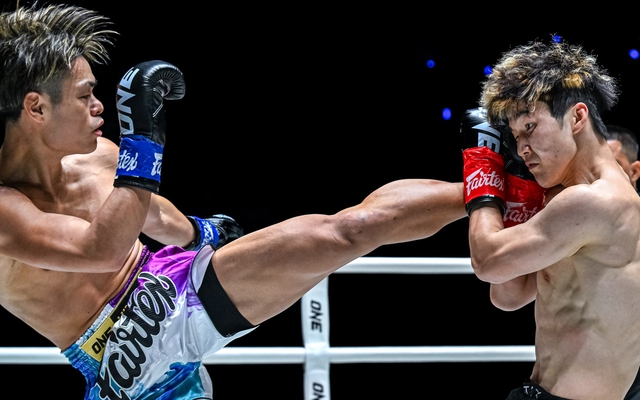 Đối thủ sao chép đòn đánh, võ sĩ Trung Quốc bất ngờ ngã gục