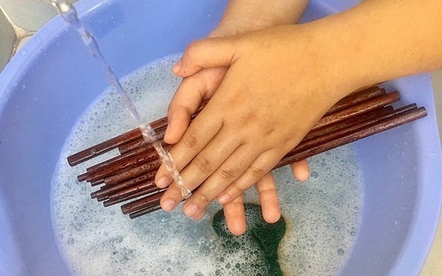 Cảnh báo đặc biệt đến các gia đình đang ăn cơm bằng đũa gỗ, đũa tre