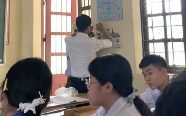 Lớp hỏng quạt giữa cái nắng 37 độ C, hành động của thầy giáo dạy Lý sau đó khiến trò phải cắt clip khoe ngay lên mạng