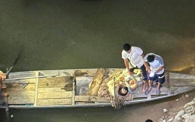 Người đàn ông lao xuống sông cứu sống người mẹ ôm con nhỏ nhảy cầu tự tử