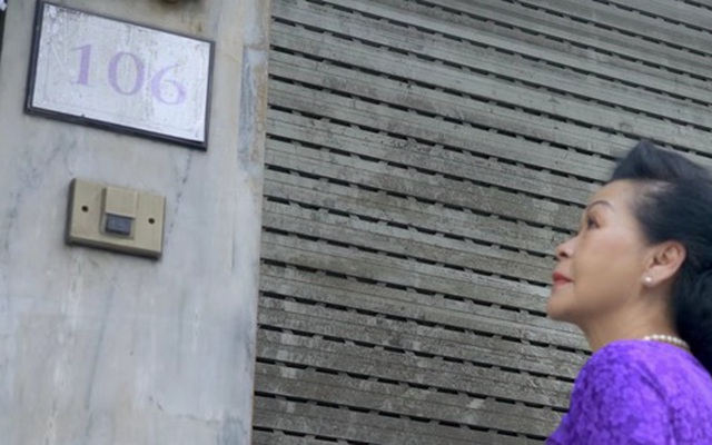 Khánh Ly đứng trước nhà 106 Hàng Bông: "Chẳng có ai ra mở cửa cho tôi cả"