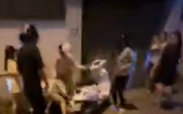 Công an vào cuộc vụ 2 nhóm phụ nữ đánh nhau, nhiều người vây quanh quay clip