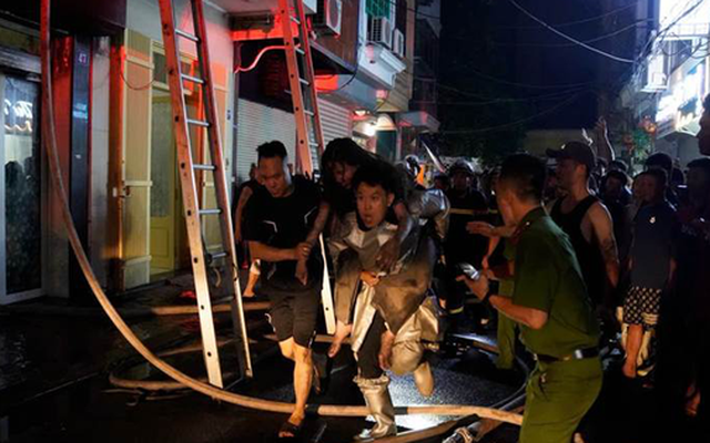 Giải cứu 5 người trong vụ cháy ngôi nhà 6 tầng lúc nửa đêm