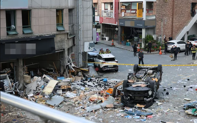 Trung tâm thương mại tại Hàn Quốc hoang tàn sau vụ nổ lúc nửa đêm: Mảnh kính găm đầy mặt đất, xe hơi lật nhào, nhiều người bị thương