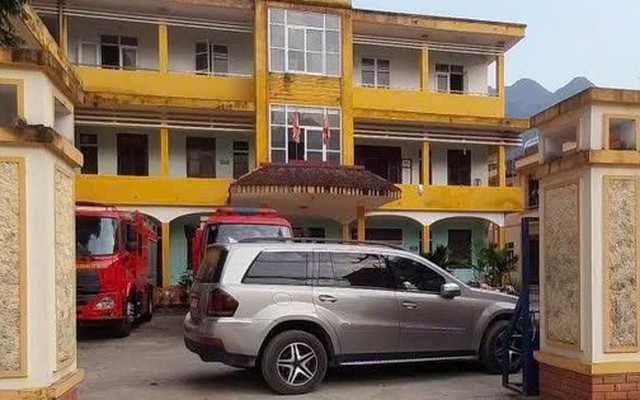 Người đàn ông đỗ xe ô tô chắn ngang cổng Trạm CSGT nhiều giờ