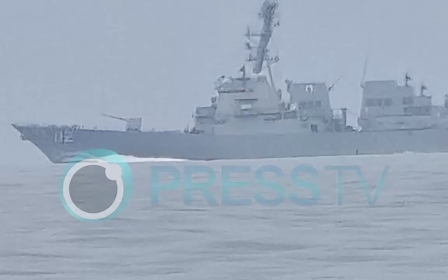 Báo Iran tung video 'tàu Mỹ qua eo biển Hormuz thất bại, suýt bị phá huỷ'