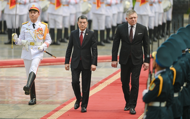 Thủ tướng Lê Minh Hưng chủ trì lễ đón Thủ tướng Slovakia