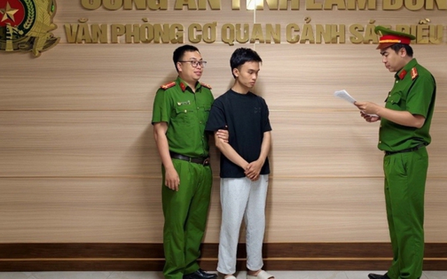 Lừa khách đưa điện thoại, 1 nhân viên ngân hàng "rút" 1,7 tỉ đồng để tiêu xài