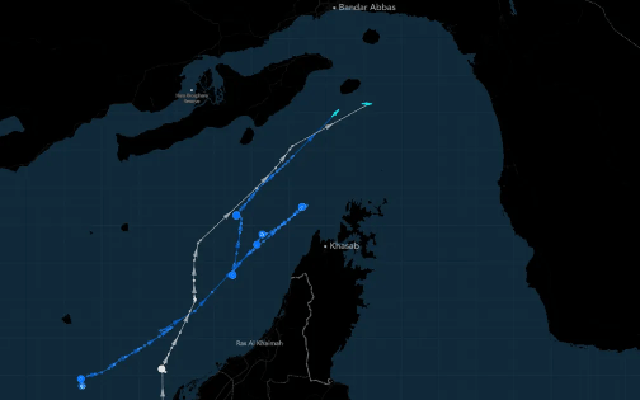 Anh không phong tỏa eo biển Hormuz cùng Mỹ; 2 tàu dầu chạy đua "phá vây"