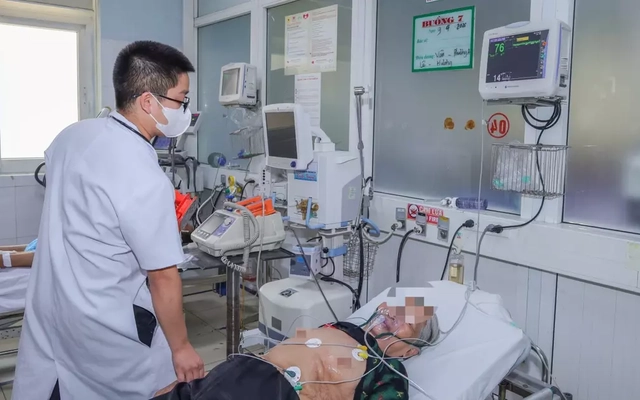 Nắng nóng, bệnh viện quá tải vì nhiều người già và trẻ em bị ốm