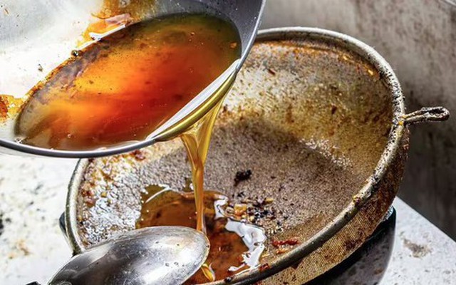 Dầu ăn đã qua sử dụng thì đổ đi đâu? Nhân viên thu gom rác tiết lộ điều bất ngờ