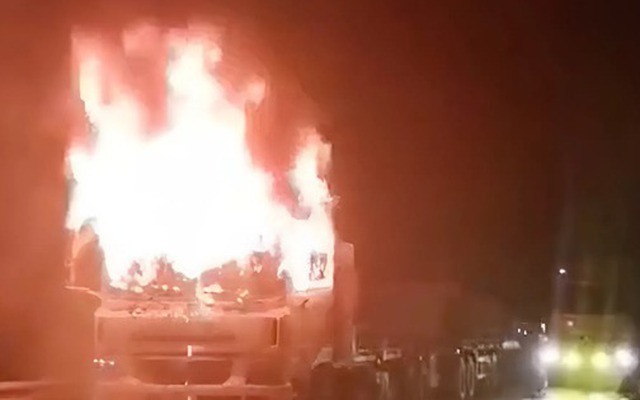 VIDEO: Xe đầu kéo biển số nước ngoài cháy ngùn ngụt trong đêm