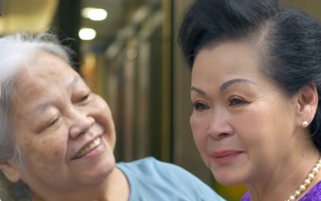 Khánh Ly đang đứng ở vỉa hè Hà Nội, bạn hàng xóm ùa ra ôm chầm