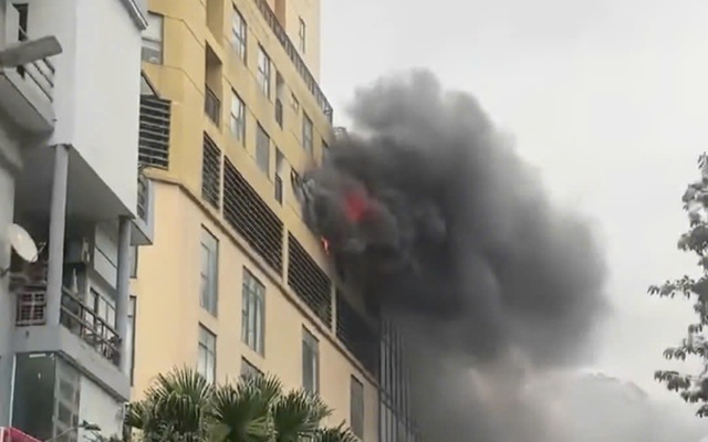 Hiện trường thót tim vụ cháy ngùn ngụt tại chung cư ở Hà Nội, cảnh sát cứu được nhiều người