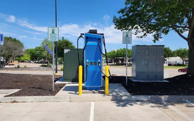 Tăng trưởng 50% với hơn 200 trạm sạc trong 2 tháng, Walmart đang “đánh úp” Tesla