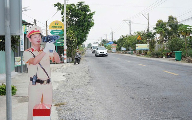 Tây Ninh: Hình nộm cảnh sát giao thông bắn tốc độ khiến tài xế giật mình