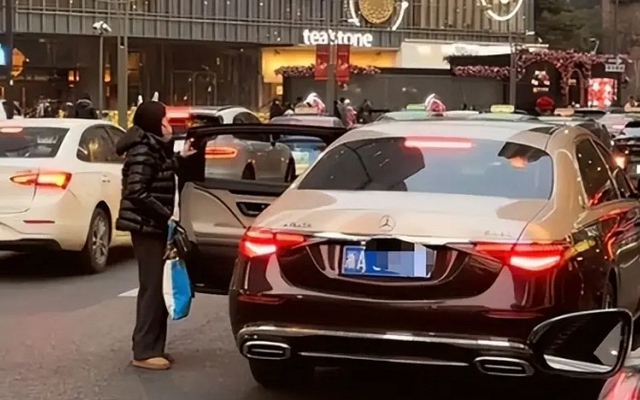 Bà mẹ đi Maybach đón con bị chụp ảnh lén, mắng "nhà giàu quê mùa": Soi giá từ đầu tới chân mà choáng váng!
