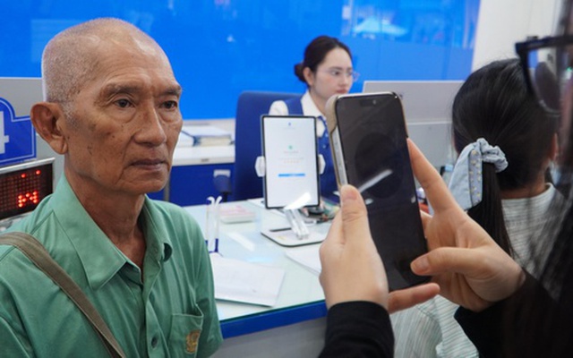 Lo bị khóa SIM điện thoại, người dân ùn ùn đi làm thủ tục xác thực thuê bao chính chủ