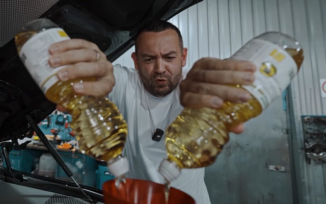 Giá xăng dầu chạm mốc 62.000 đồng/lít, dân nước láng giềng của Nga đổ dầu ăn cho ô tô thay diesel