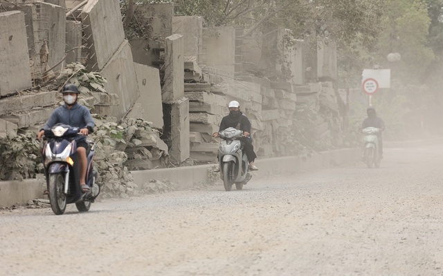 Người Hà Nội 'ngộp thở' giữa bụi mịt mù từ công trình xây dựng