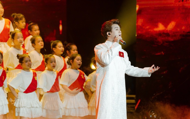 Quang Anh lần đầu hát tại giải Cống hiến, hồi hộp khi biết có Nguyễn Hùng dưới khán đài