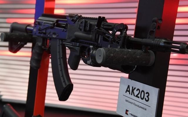 Kalashnikov giao súng trường tấn công AK-203 trước thời hạn
