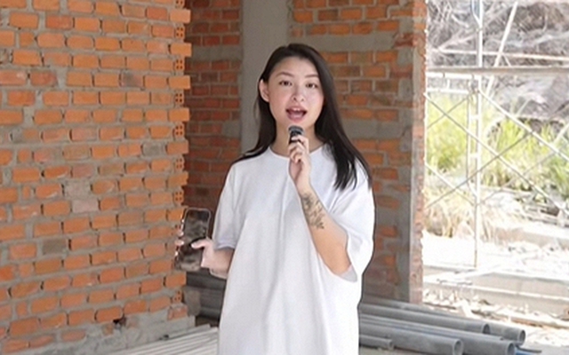 TikToker 23 tuổi khoe xây nhà trên mảnh đất 400m2 hướng mặt ra biển, mới nhìn phần thô netizen khẳng định: Đây là villa chứ nhà gì!
