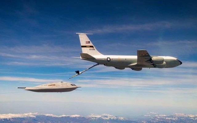 Máy bay ném bom tàng hình mới của Mỹ lần đầu “tung cánh”