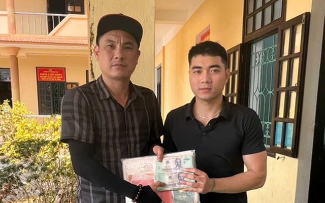 Bất ngờ thấy chiếc cặp ven đường, bên trong là 350 triệu đồng