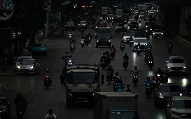 Cảnh tượng hiếm thấy ở Hà Nội lúc 9h sáng