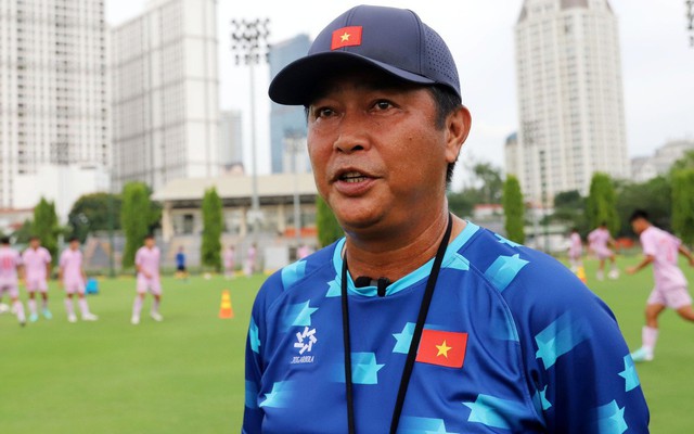 V.League xuất hiện "cú quay xe" ly kỳ: HLV mới rời đội chỉ sau 2 ngày, HLV cũ được cầu thủ xin ở lại