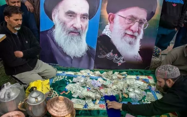 Người dân Kashmir quyên góp tiền vàng, trẻ em đập lợn đất ủng hộ Iran